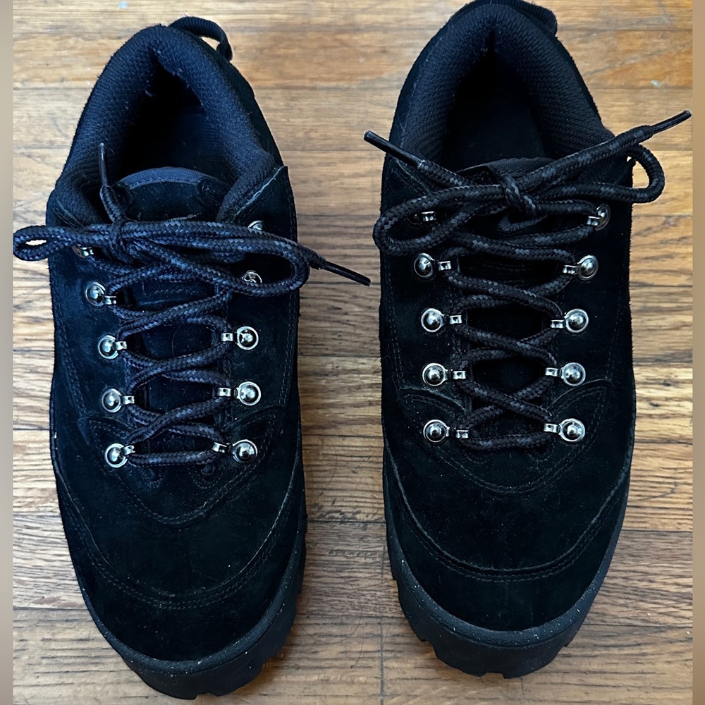 Size 6 Nike lahar low black shoes